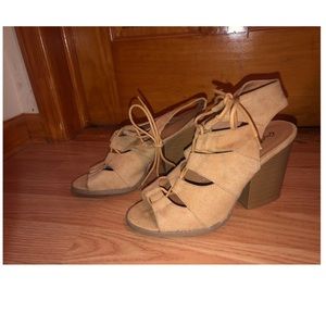 👡 Chunky heeled laced up sandals